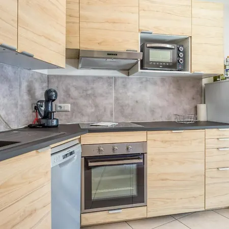 Air Conditioned With A Balcony - - Welkeys Apartmán